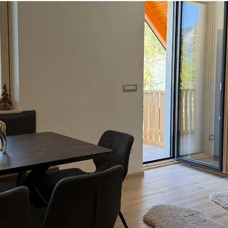 דירה Mojca In&out - Apartmaji Lena